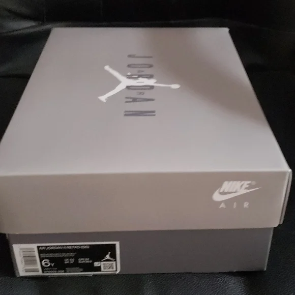 AIR JORDAN 11 RETRO (GS) 'Cool Grey' 2021 - Picture 11 of 16